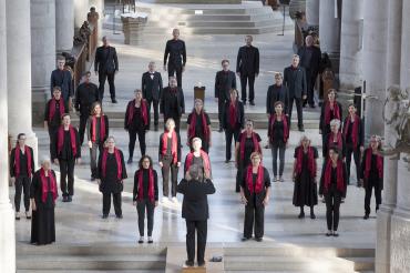 Zu sehen ist der Kammerchor St. Georg bei einer Aufführung. 