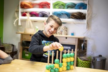 Junge bei Ergotherapie am Boys'Day