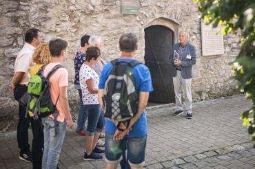 Zu sehen ist eine Gruppe von Touristen bei einer Stadtführung in Wemding. 