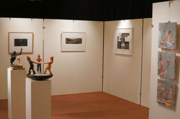 Zu sehen sind verschiedene Kunstwerke in einer Ausstellung. 