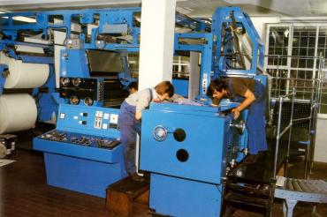 Zu sehen ist die Rollen-Offsetmaschine aus dem Jahr 1975.