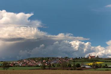 Ortsansicht Ehingen mit Gewitterwolken.