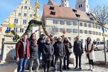 Zu sehen ist ein Gruppenfoto von den beim schmücken Beteiligten vor dem Brunnen. 