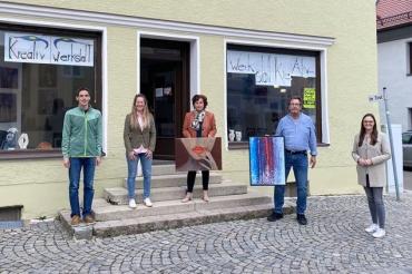 Zu sehen sind Andreas Zech, Barbara Wunder, Ingrid Jackwerth, Andreas Cycon u. Judith Strohhofer vor dem Wemdinger Pop-up-Store. 