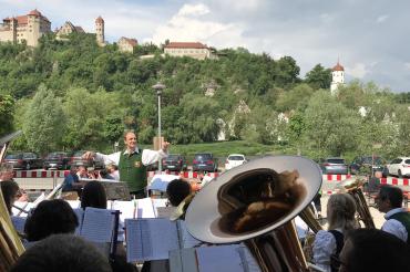 Die Stadtkapelle Harburg spielt, im Hintergrund sieht man die Harburg