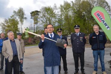 Zu sehen ist Dr. Martin Drexler mit einem Spaten in den Händen, zusammen mit anderen Personen.