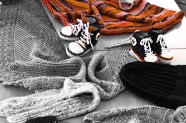 Zu sehen sind einige gestrickte Klamotten. 