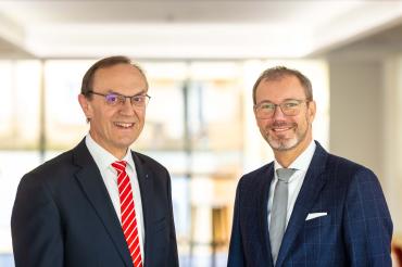 Johann Natzer und Michael Scholz vom Vorstand der Sparkasse Donauwörth