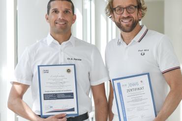 Zu sehen sind Dr. Alexander Wild u. Dr. Andreas Reinke mit den Zertifikaten in Händen. 