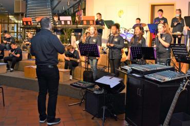Bandklasse und Schulbänd der Ludwig-Auer-Schule mit Musiklehrer Jörg Schachner. 