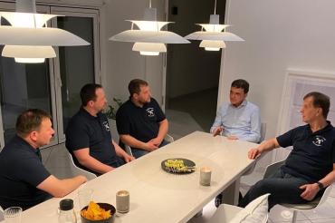 125 Jahre FFW Munningen, Vorstandschaft sitzt bei Herbert Schein von Varta