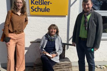 Das Bild zeigt von links nach rechts: MdL Eva Lettenbauer, Leitung des Förderzentrums Gabriele Allgayer-Pfaff und Bezirksrat Albert Riedelsheimer. 