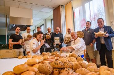 Die Brotprüfung ist jedes Jahr ein wichtiger Termin bei der Bäckerinnung Nordschwaben. Auf dem Bild: (stehend von links) Zwischenprüfer Nantwig Gantner, Magnus Langenmaier (Berufsschule Höchstädt), die Bäckermeister Stefan Götz und Klaus Trost, Schulleiter Gerhard Weiß, die Bäckermeister Udo Scheuermann und Andreas Haußer sowie Kreishandwerkerschafts-Geschäftsführer Christoph Schweyer mit den Brotprüfern Daniel Blum und Manfred Stiefel (sitzend von links).