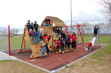 Unser Bild zeigt die Kinder der G-Jugend und ihre Betreuerinnen Barbara Zwickel (rechts) und Heike Fuchs an und auf dem neuen Spiel- und Rutschenturm. 