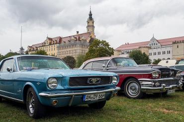 Zu sehen sind mehrere Oldtimer Autos. 
