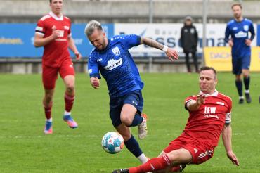 Angelo Mayer (l.) im Zweikampf. 
