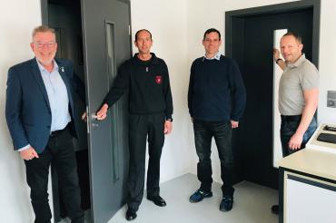 Auf dem Bild von links: Werkleiter Wolfgang Oswald, Kommandant Daniel Härtle, stellv. Werkleiter Christoph Mayer und Spendeninitiator Christian Hammling.