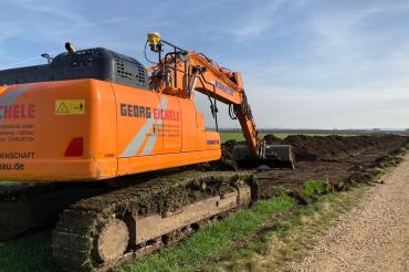 Bagger gräbt einen Graben für eine Gasleitung