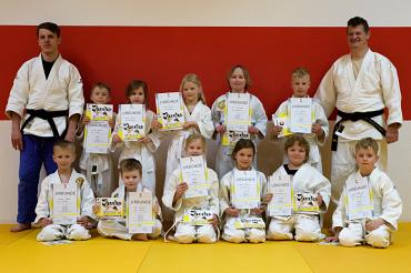 Judo-Kinder des TSV Wemding mit Urkunden und zwei Prüfern