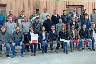 Auf dem Bild zu sehen sind, sitzend von links: Joseph Miller, Erich Schröppel, Geschäftsführerin Christine Manz, Geschäftsführerin Franziska Taglieber, Geschäftsführer Erwin Taglieber, Monika Handel, David Fischer, Thomas Meyer, Thomas Dambacher, Sven Schindler; Mittlere Reihe von links: Rainer Allwissner, Michael Schwab, Markus Schlackl, Andreas Friedel, Florian Löfflad, Karl-Heinz Wimmer, Nikolas Bee, Alexander Matthies; hintere Reihe von links: Sven Dumberger, Patrick Stoller, Alexander Deibler, Michael 