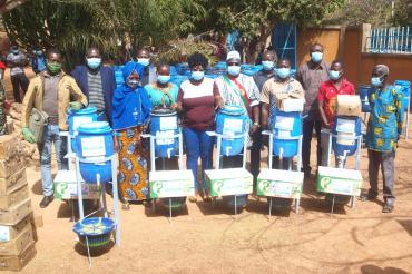 Corona-Solidarprojekt Burkina-Faso, Gruppenbild mit Handwaschbecken