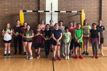 Zu sehen ist ein Gruppenfoto der Schülerinnen aus der Mittelschule Nördlingen mit Sarah Eberhardt.