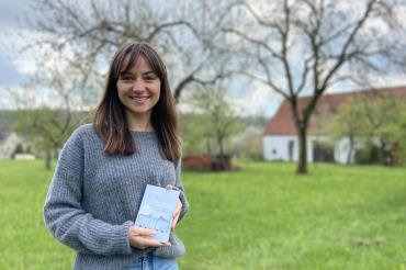 Magdalena Schmid steht vor der Streuobstwiese. 