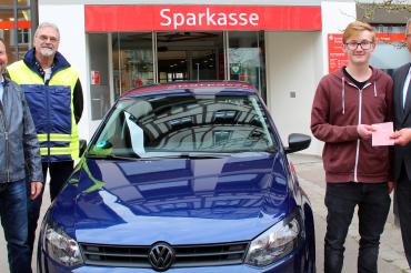 Von der Gebietsverkehrswacht Donauwörth gratulieren von links Vorsitzender Karl Würth und Peter Oesterer, lokaler Projektleiter „Könner durch Er-fahrung“, zusammen mit dem stellvertretenden Vorstandsmitglied der Sparkasse Donauwörth, Erich Meyer, dem Kursteilnehmer Dominik Stöckelhuber aus Oettingen zum Gewinn eines Sparbuchs mit einer Einlage von 400 Euro.