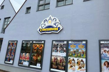 Außenansicht des Donauwörther Kinos. 