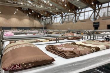 Notunterkunft in der Stauferhalle in Donauwörth. So oder so ähnlich soll jetzt auch die Neudegger Halle umfunktioniert werden. 