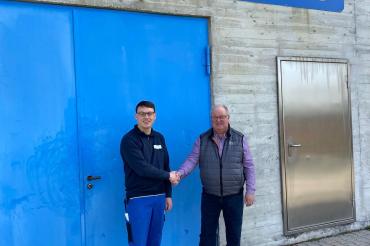 Der neue Wassermeister, Fabian Zinsmeister (links), und der bisherige, Günther Kloß (rechts).