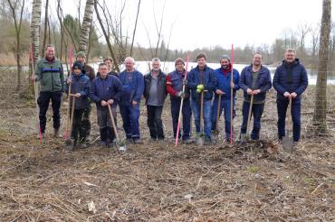 Auf dem Bild zu sehen (von links): Thomas Lutz (Revierförster, AELF), Tim Werner, Stephan Hugl, Alfons Halbmeir, Tobias Knauer, Paul Halbmeir (Waldbeauftragter der Gemeinde), Karl Roßkopf, Franz Meyr jun., Matthias Halbmeir, Christoph Braun, Bernd Knauer (Waldbeauftragter der Gemeinde), Jürgen Raab (1. BGM).