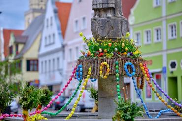 Fertiges Schmuckstück: Der Brunnen am Marktplatz ist einer der zehn Brunnen in Oettingen, die zum gemütlichen Frühlingsgenuss und zum Flanieren durch die österliche Residenzstadt einladen.