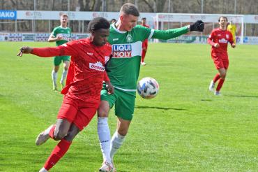 Fadhel Morou vom TSV Rain im Zweikampf