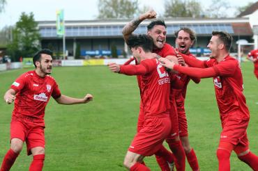 Zu sehen sind einige Spieler des TSV Rain voller Freude nach ihrem Sieg. 