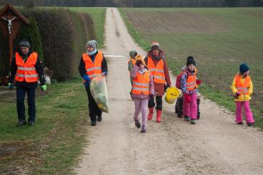 Das Bild zeigt Personen beim Müll sammeln.