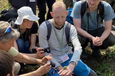 Zu sehen ist ANL-Kursleiter Felix Vogt-Pokrant mit Laubfrosch.