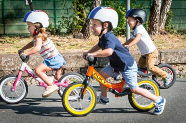 Das Bild zeigt Kinder auf ihrem Fahrrad.