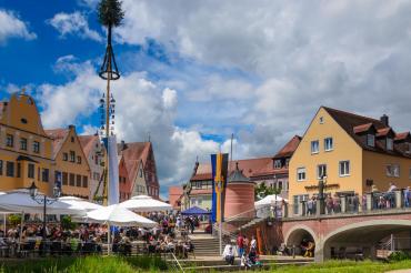 Das Bild zeigt den Maimarkt in Donauwörth.