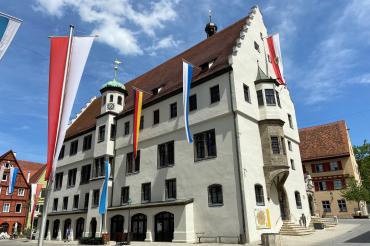 Das Bild zeigt das geschmückte Nördlinger Rathaus.