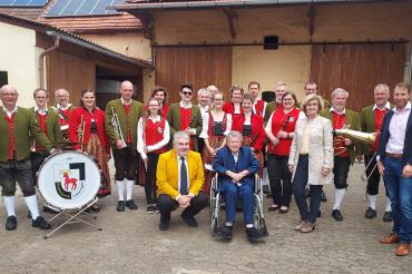 Im Kreise ihrer Kinder, Enkel und Urenkel, sowie zahlreicher Nachbarn, Pfr. Wolfgang Layh (links neben der Jubilarin), der Stellvertreterin des Landrats, Ursula Kneißl-Eder und Oettingens Bgm. Thomas Heydecker (rechts), gratulierte auch die örtliche Blaskapelle und brachte ihr ein Ständchen dar, das die Hundertjährige mit sichtlich guter Laune und Humor entgegennahm.
