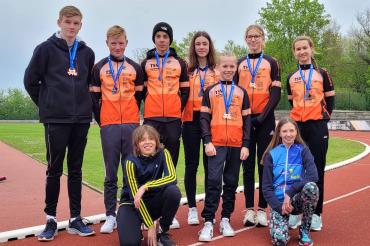 Das Bild zeigt die Triathleten des TSV Harburg