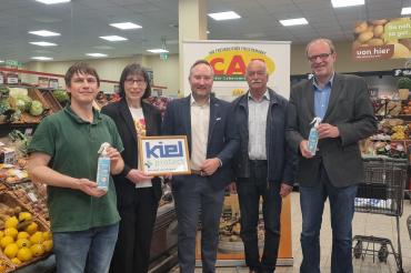 Das Bild zeigt die Spendenübergabe.