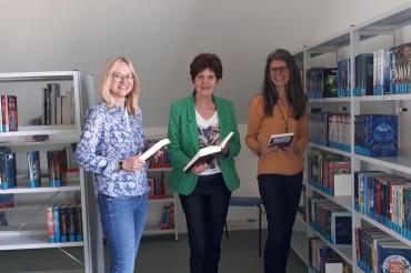 Zu sehen sind  Kirstin Wirth, Brunhilde Vogel und Birgit Gayer in der Bücherei Buchdorf.