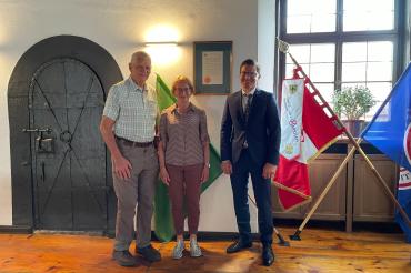 Zu sehen sind Hannelore Patton und Ehemann zusammen mit David Wittner.