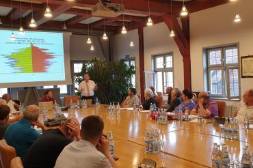 Versammlung mit Präsentation.