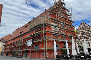 Schranne in Nördlingen mit Baugerüst. 