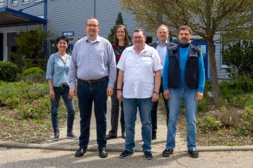 Das Bild von der Mitarbeiterehrung bei Eisen-Fischer zeigt hinten von links die stellvertretende Betriebsratsvorsitzende Simone Mölle, Personalleiterin Carmen Fettinger und Geschäftsführer Volker Baumgärtner sowie vorne von links die drei Geehrten für zehn Jahre Betriebszugehörigkeit André Nowak (Technischer Leiter Haustechnik), Erich Linder (IT) und Thomas Schmitt (Tourenplanung).