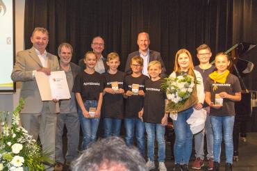 Filmgruppe "Moviebande" der Grundschule Nördlingen-Mitte beim Erhalt des Umweltpreises. 
