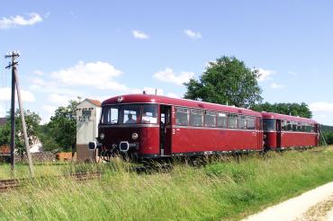 Das Bild zeigt einen Schienenbus.